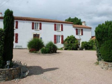49743 - entree du logis Clévacances France