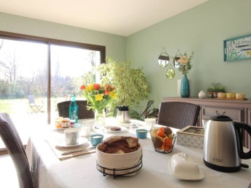 Chambre d'hôtes Au chant des oiseaux - Petit déjeuner servi dans la salle à manger_3 Gîte de France