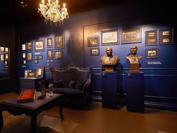 cointreau-photo-curiosity-cabine-bis-2362386.jpg_10 Bonjour Paris