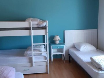 322275 - Chambre 1 avec deux lits en 90 superposés, un lit en 90 et un lit en 140 (pour des enfants plutôt) Clévacances France