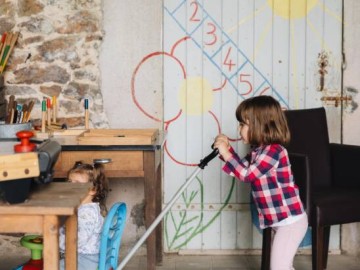385350 - Ancien préau et ses jeux pour enfants Clévacances France