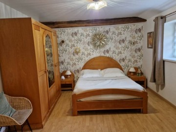 49734 - Chambre rétro avec un lit en 140 Clévacances France