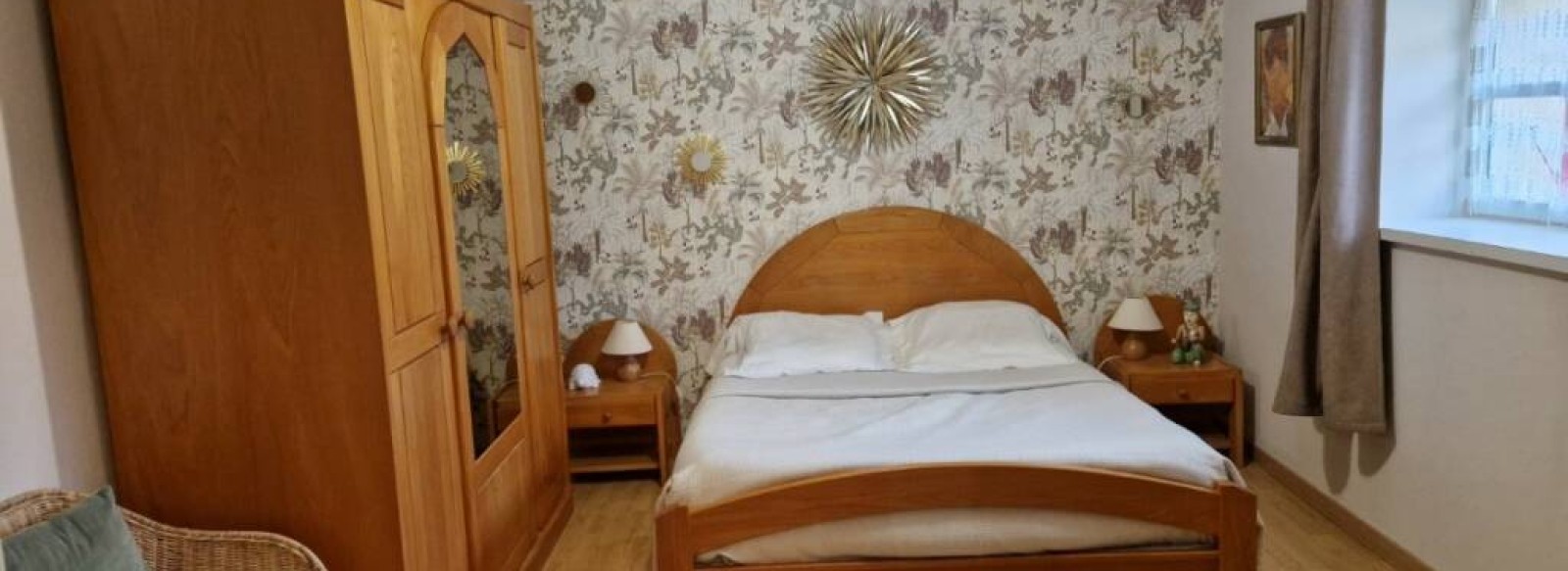 Chambre retro avec vue sur la campagne