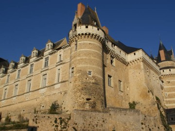 Château de Durtal depuis le bourg Office de Tourisme