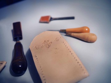 Fabrication d'objets en cuir - Photo T. Le Gourrierec