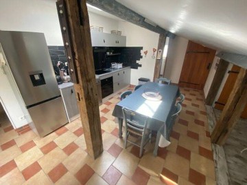 Arrivée dans l'entrée avec vue sur la cuisine équipée agrémentée d'une table et 6 chaises_5 Gîtes de France Vendée