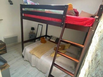 Chambre des "ado" avec le lit 140 cm en bas et un coin détente en haut du lit superposé_18 Gîtes de France Vendée