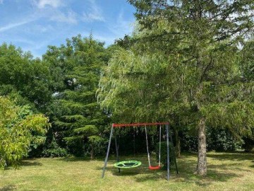 Vu sur le jardin clos avec portique (balançoire et relaxday)_23 Gîtes de France Vendée