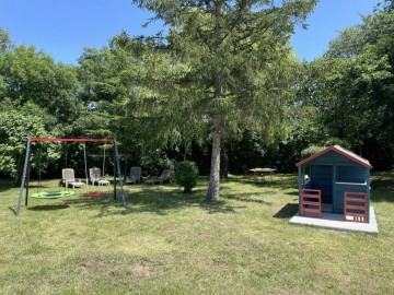 Espace enfant composé d'une cabane avec jeux extérieurs, table et chaises d'enfant_23 Gîtes de France Vendée