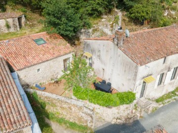 À gauche, la terrasse privative du Rocher, à droite, celle de la Maison_10 Gîtes de France Vendée