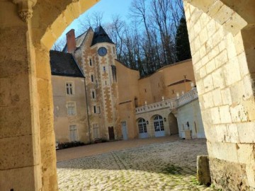 Vue sur la cour d'honneur du château Château de Courtanvaux