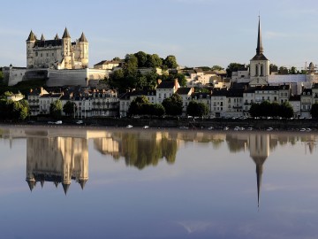 Saumur et son château se reflétant dans la Loire