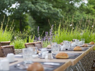 Terrasse restaurantles Jardins-de-l'anjou--la-pommeraye-mauges-sur-loire-anjou © Les Jardins de l'Anjou